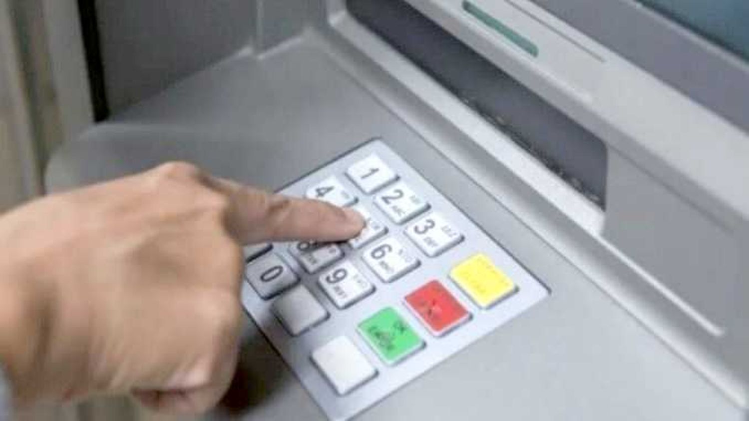 Instan a los bancos a mantener con 
dinero todos los cajeros automáticos