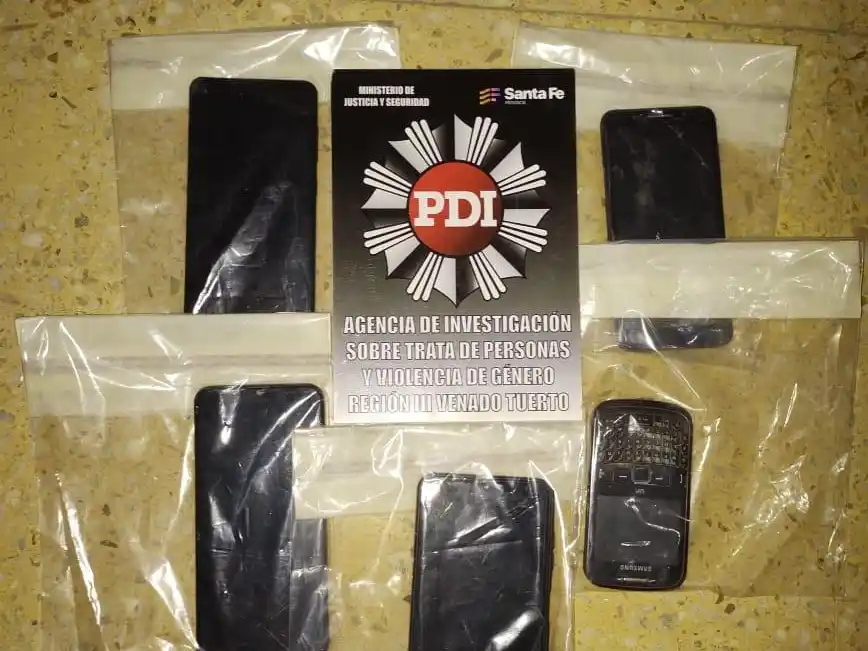 Durante la medida judicial, los efectivos policiales lograron el secuestro de telefonía celular y otros dispositivos de almacenamiento de datos. Foto: Gentileza PDI