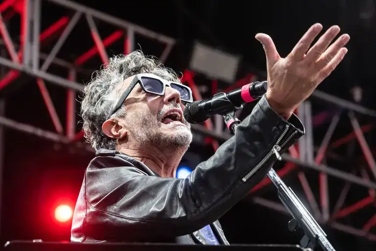 Fito Paez sorprendió a todos con un show callejero en Barcelona