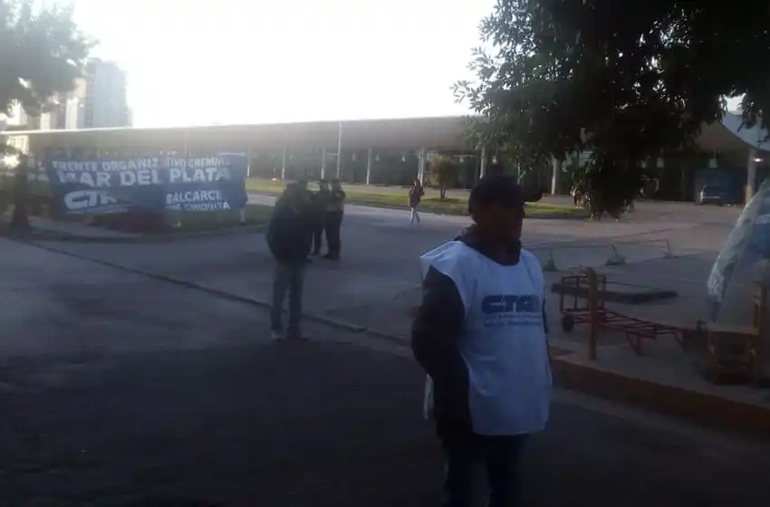 Maleteros siguen cortando los ingresos a la Terminal