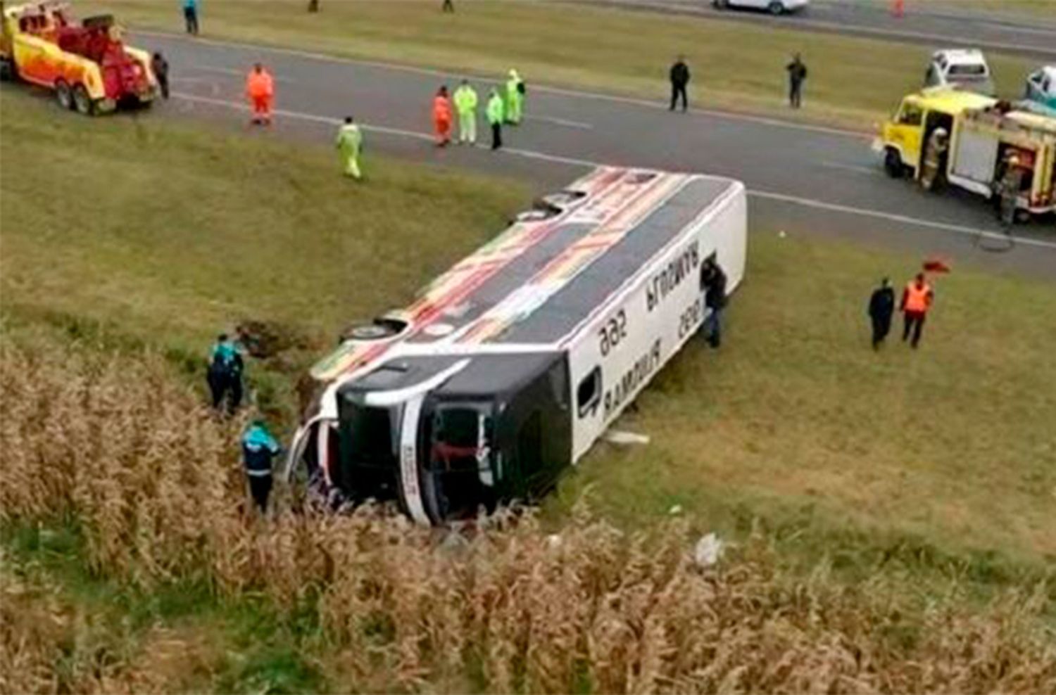 Vuelco en Autovía 2: "El chofer dijo que intentó limpiar el parabrisas empañado"