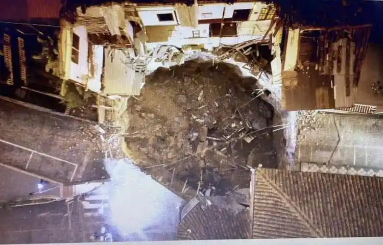 ¡CATÁSTROFE! Dos casas destruidas y al menos 300 evacuados deja socavón en  Ecuador