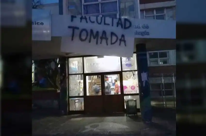 Estudiantes tomaron las facultades de Humanidades y Psicología