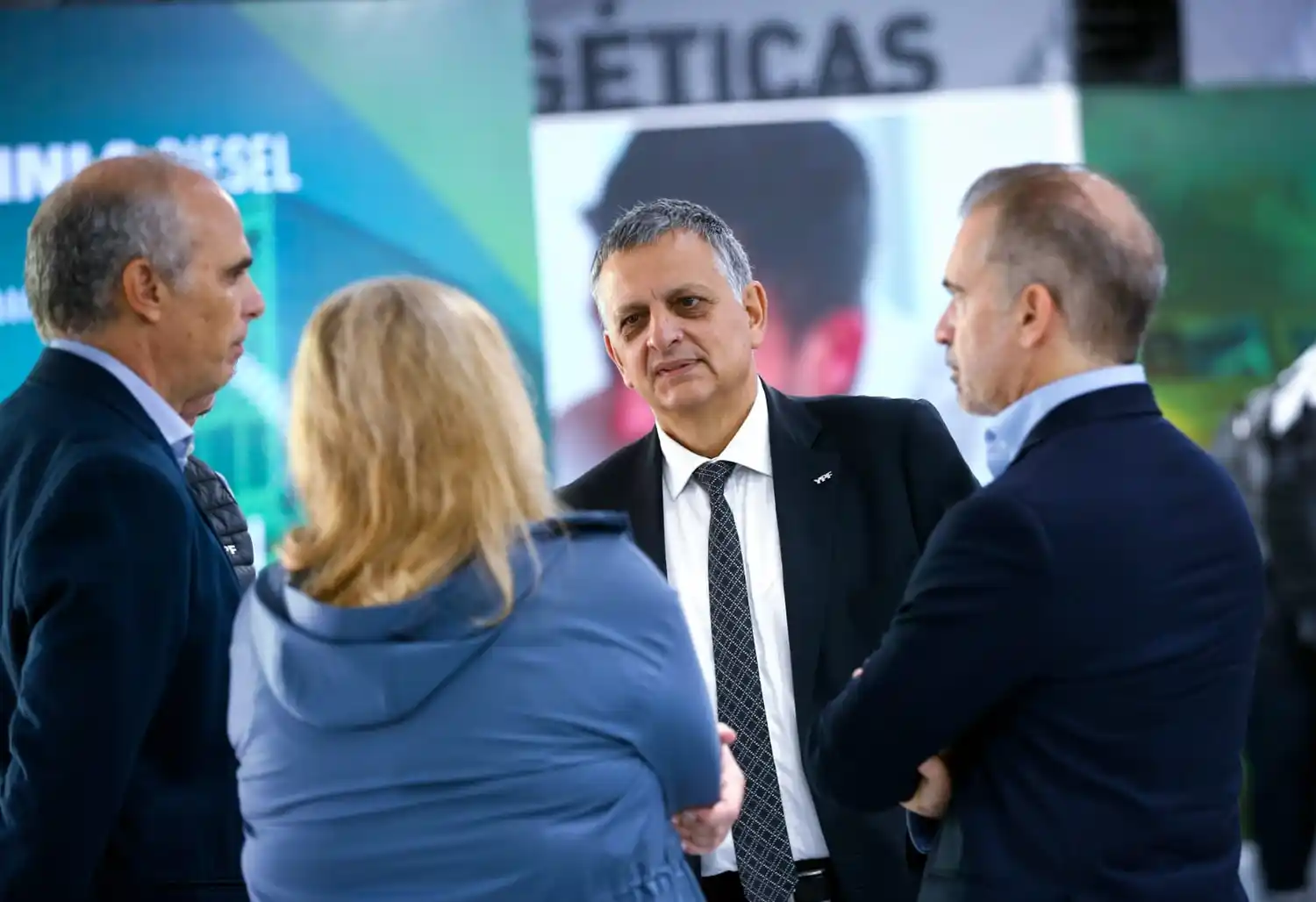 Titular de YPF condiciona a Kicillof para construir la planta de GNL en Bahía Blanca