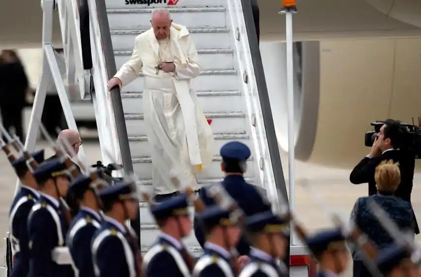 Francisco llegó a Chile para comenzar su gira papal
