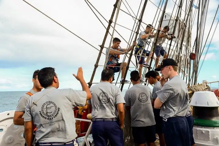 Un cadete británico navegó con la Fragata Libertad
