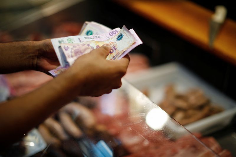 Advierten que la inflación de marzo será superior a la de febrero y se complican los planes de Massa