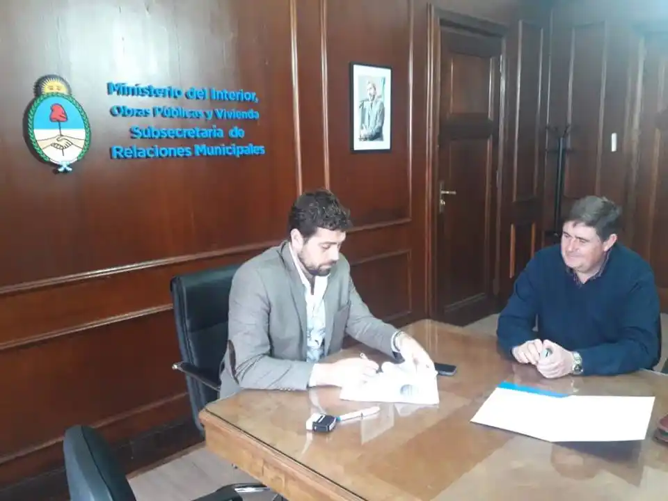 Gargaglione firmó un convenio para fabricar ecoladrillos