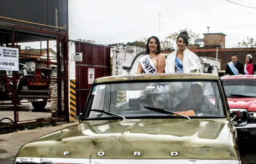 Desfilando. La necochense, a la derecha, durante festejo en Escobar