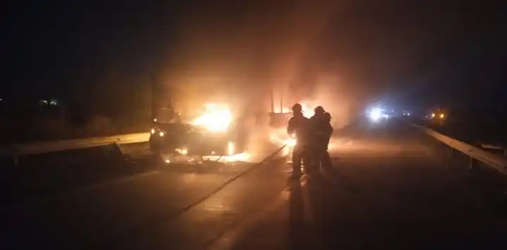 Videos: investigan el incendio “total” de un colectivo en la ciudad de Santa Fe