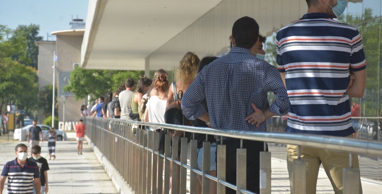 Santa Fe: largas colas para hisoparse en los centros de testeos
