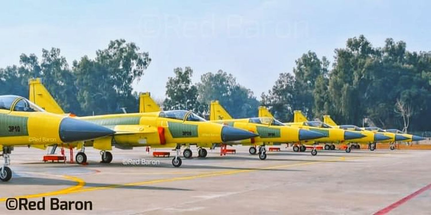 Los primeros JF-17 Block III de serie van asomando la nariz