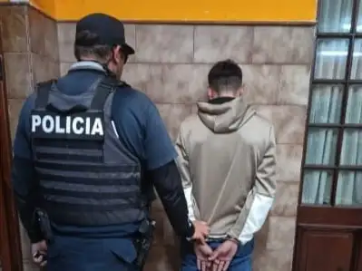 El aprehendido quedó alojado en los calabozos de la Comisaría Primera.