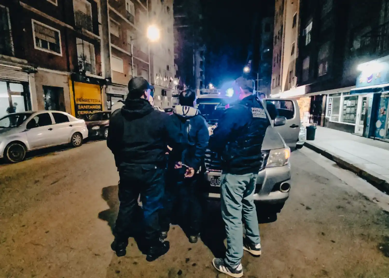 Personal de la Patrulla Municipal identificó al sujeto, quien presentaba aparentes signos de ebriedad y se encontraba en un estado de alteración.
