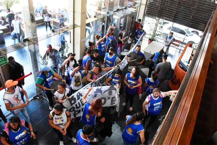 Manifestantes de un sindicato atacaron al diario Río Negro