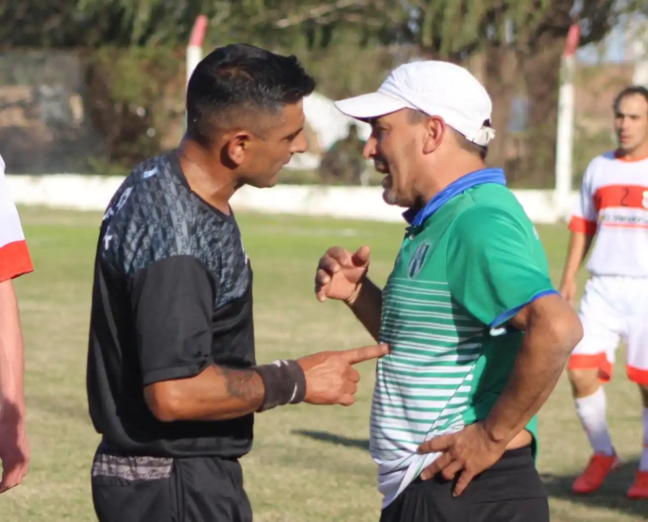 Una foto que habla por si sola. El árbitro Jorge Albornoz y las discusiones con el técnico Duilio Spandrio que terminaría con la expulsión del entrenador de Bancario. Llama la atención el dedo del referé sobre el pecho del técnico. La polémica está desatada y habrá que mirar bien la Regla 12.