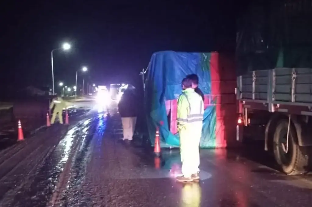 Ruta 34: un camión volcó y el tránsito está reducido a una sola mano