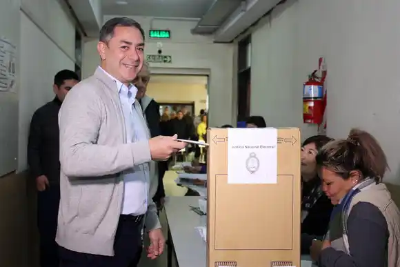 Eduardo Cristina emitió su voto en la UNER