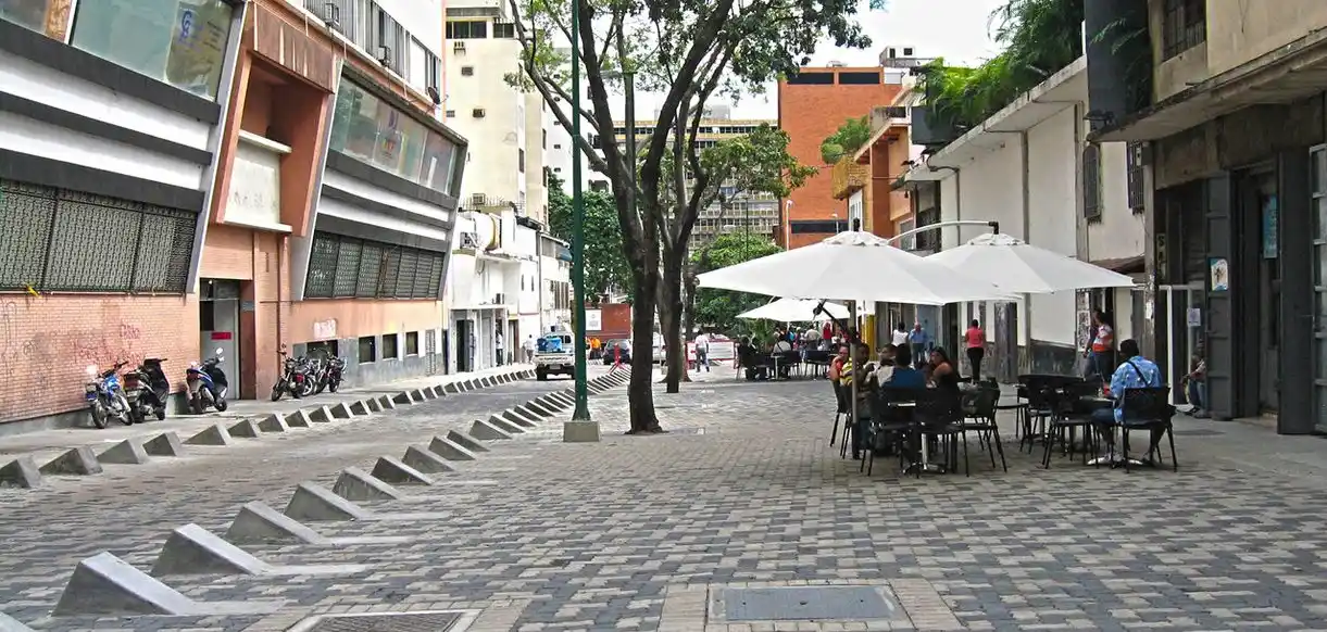 ¡ALERTA EN SABANA GRANDE! BANDA DE MENORES roba a punta de golpes