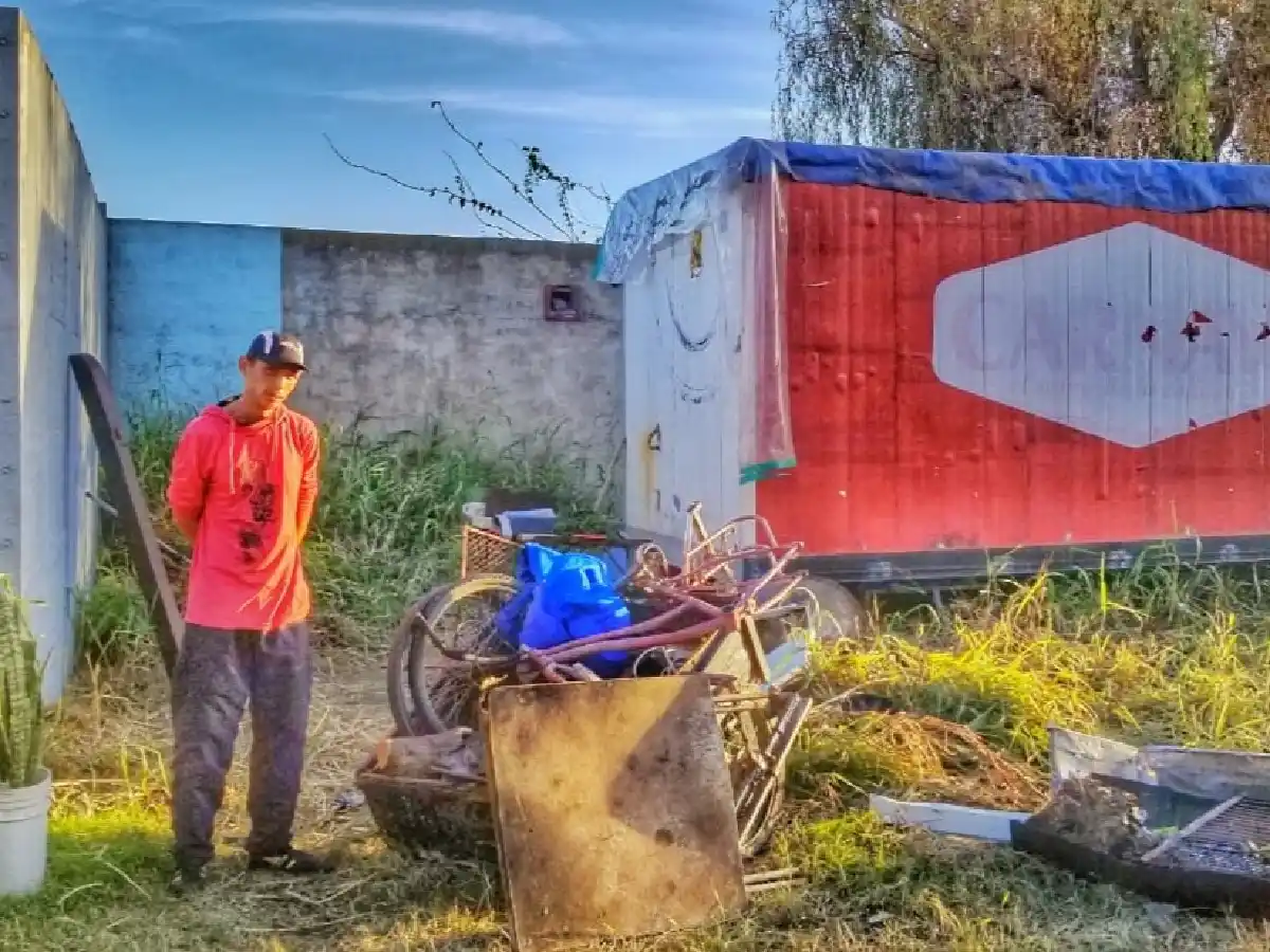 Vivir en la calle: compraron un furgón y ocuparon un terreno fiscal