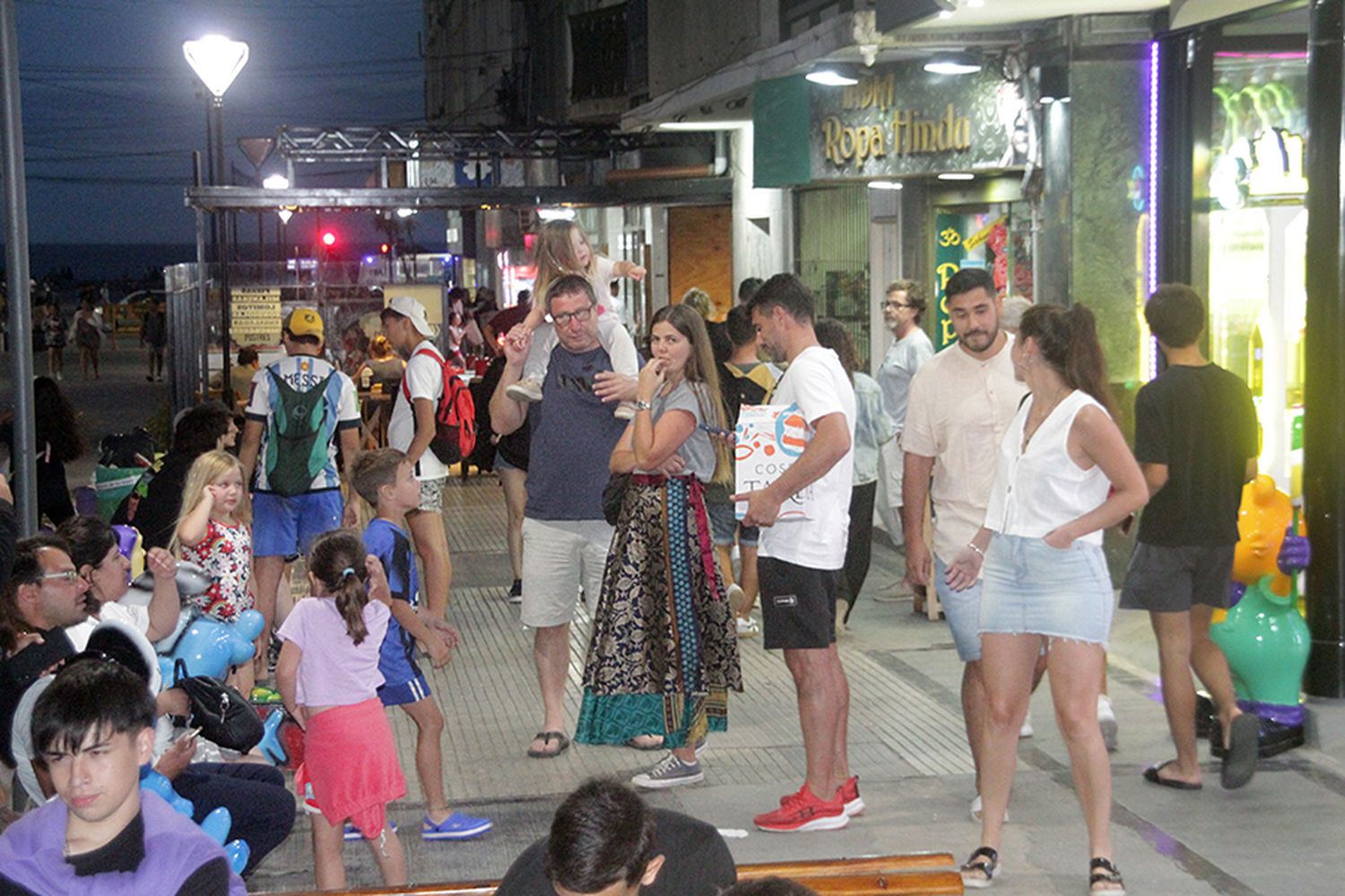 De paseo. La peatonal se llenó de gente