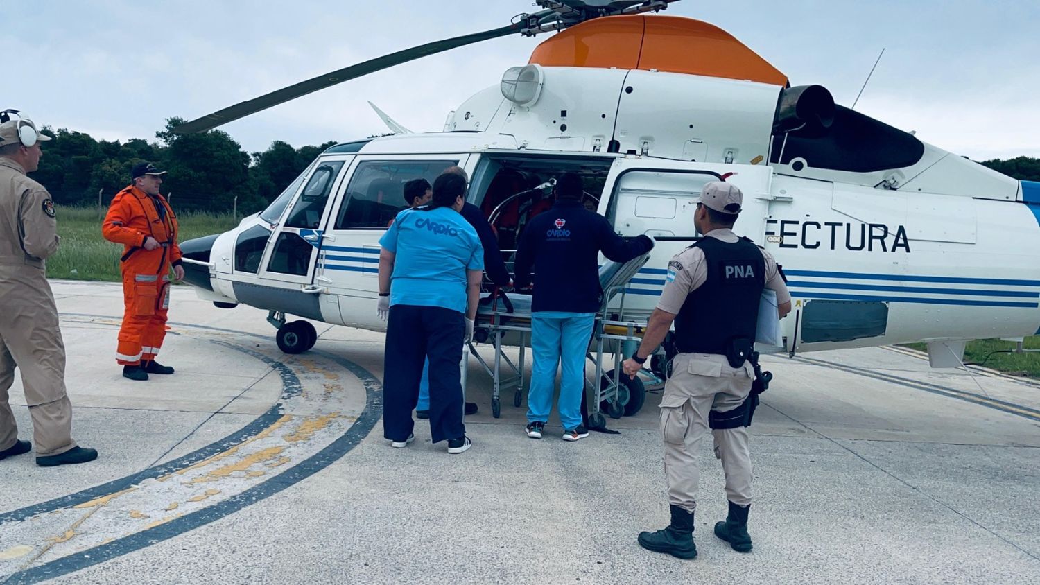 En una milimétrica maniobra la Prefectura aeroevacuó de urgencia a un tripulante con problemas cardíacos