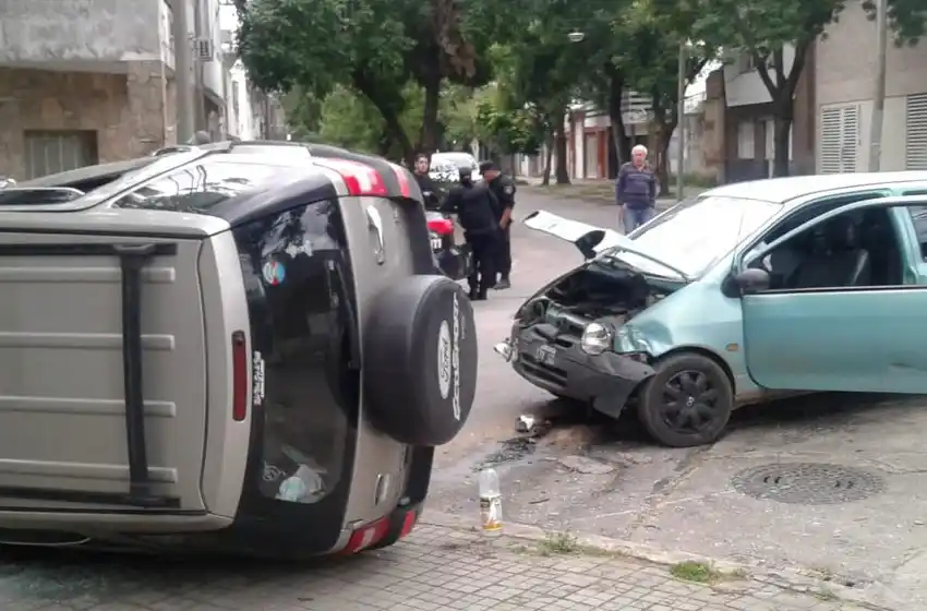 Siniestro vial en Echersortu: un auto colisionó con una camioneta