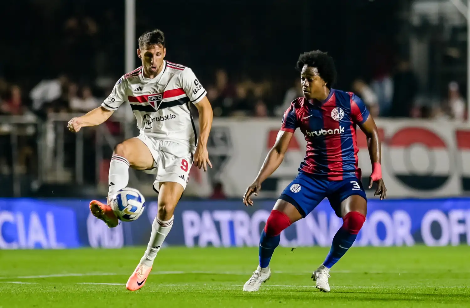 El colombiano Sánchez, en la marca de Calleri.
