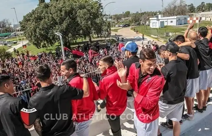 Colón llegó a Santa Fe y tuvo una calurosa bienvenida de sus hinchas