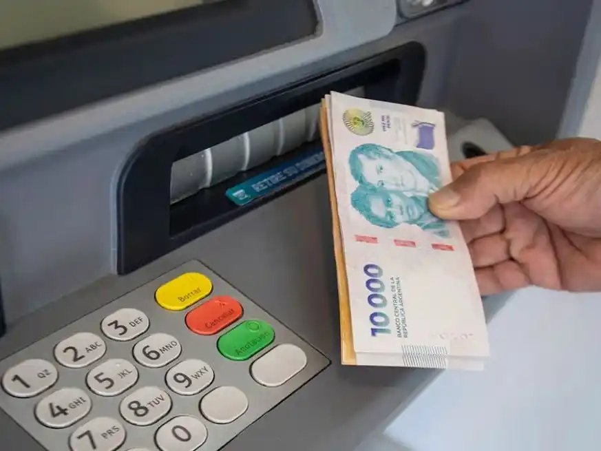 Extraer dinero de un cajero costará hasta $5.000