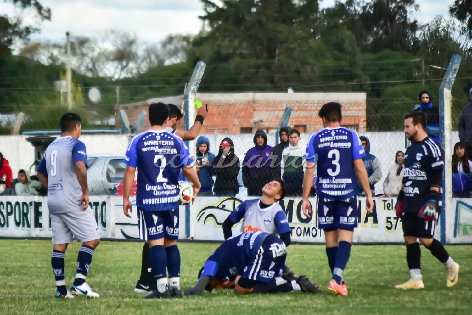 Se lamenta en el piso el jugador de Gimnasia