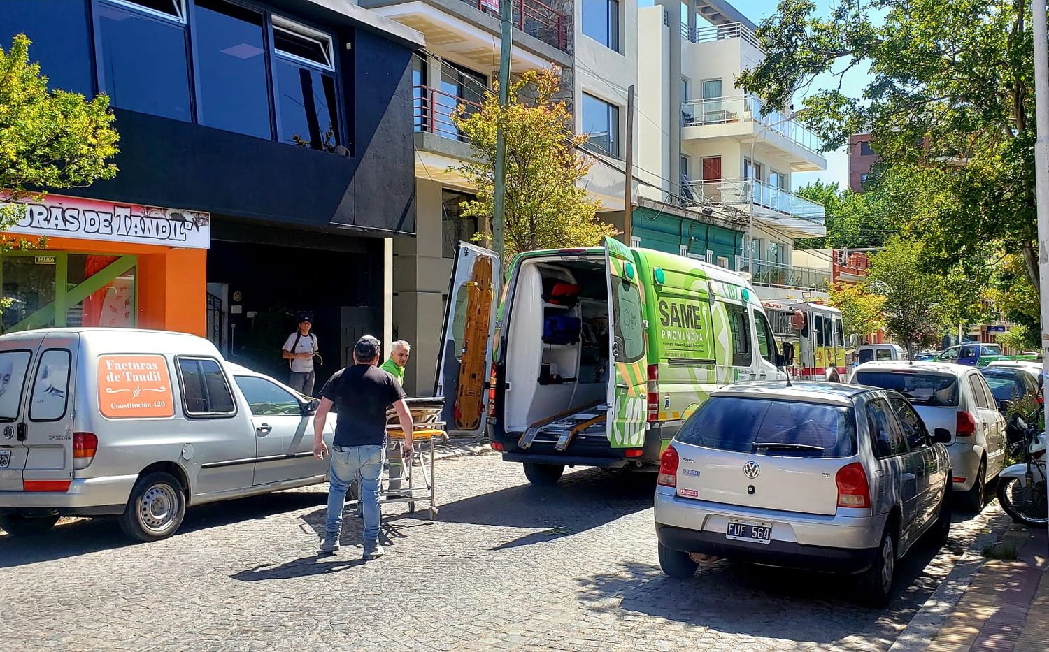 La ambulancia del SAME arribando a la obra en construcción de Constitución al 400, donde se accidentó el obrero.