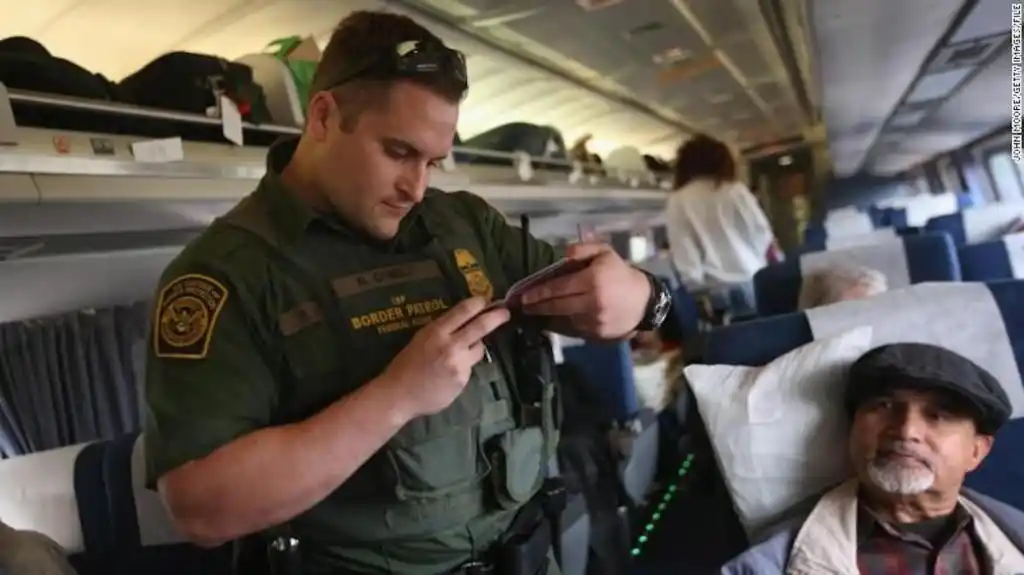 Ciudadanos estadounidenses portan sus pasaportes por miedo a ICE