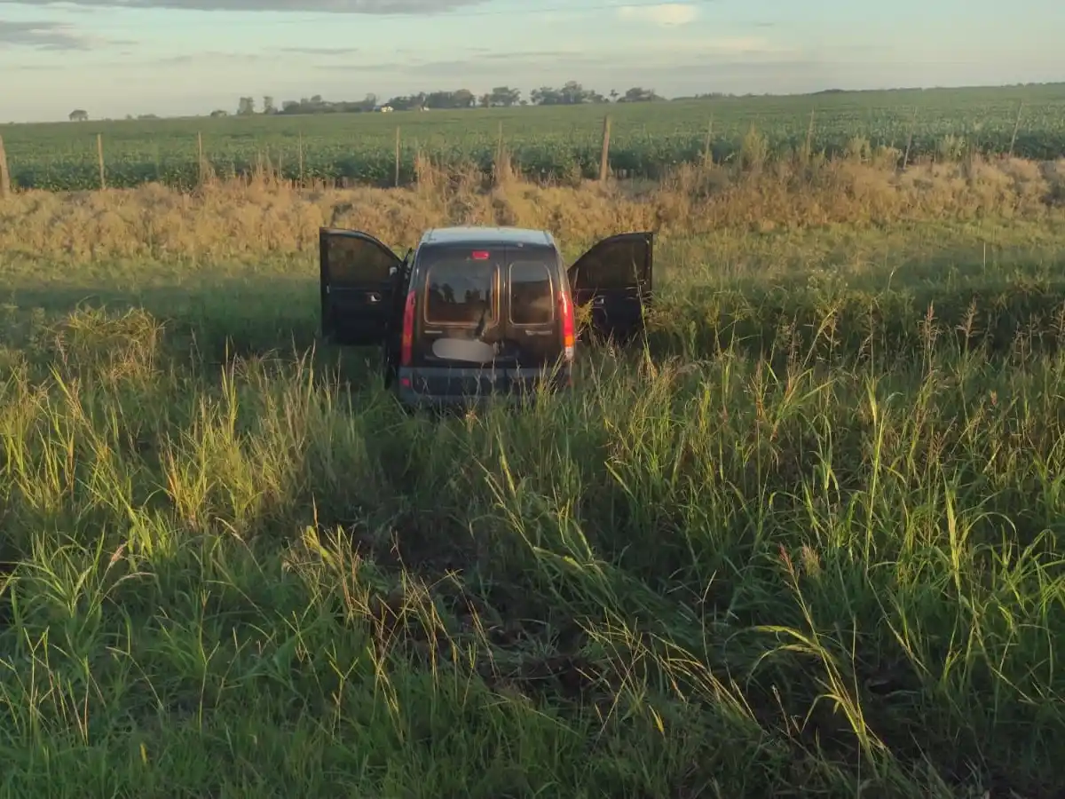 La Renault Kangoo involucrada en el accidente en la Ruta 158.
