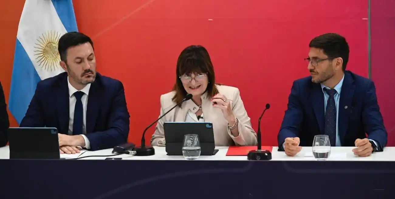 Este lunes, Bullrich visitó Rosario en compañía de su par de Defensa, Luis Petri, para reunirse con el gobierno liderado por Pullaro.