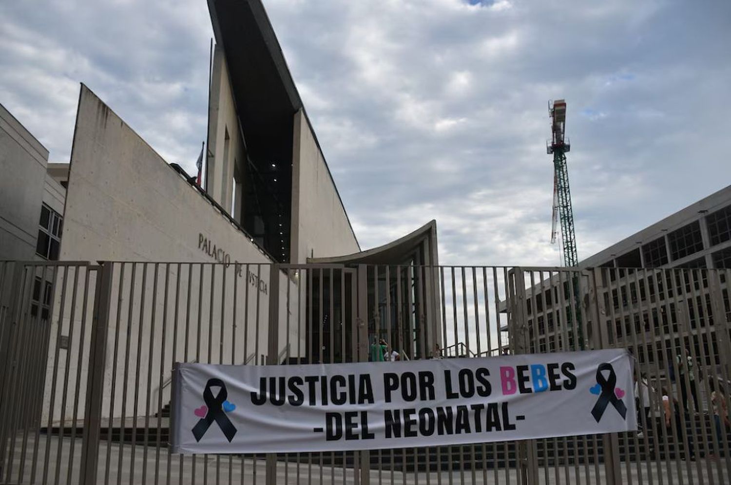 La bandera que colocaron los padres de las víctimas frente al edificio de Tribunales, en el primer día de juicio por las muertes en el Neonatal de Córdoba.