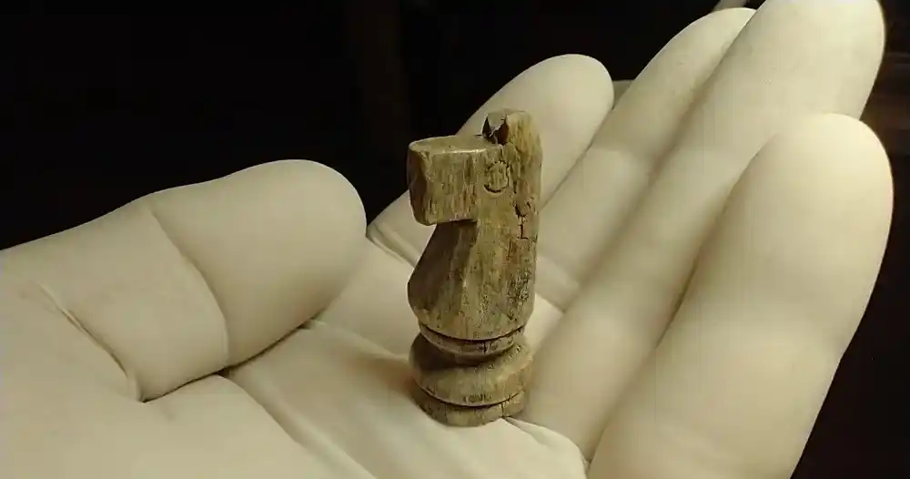 La pieza tiene una altura aproximada de 3,8 centímetros y un ancho de 1,6 centímetros.