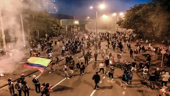 NOCHE VIOLENTA: cuatro heridos tras enfrentamientos entre manifestantes y policías en Colombia