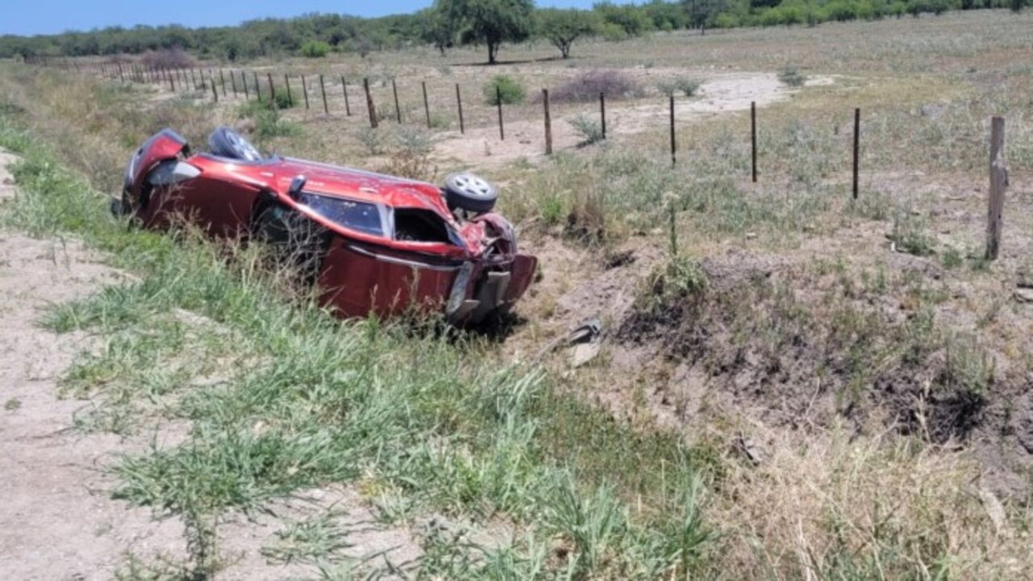 Trágico vuelco en el camino a El Cristal: un muerto y varios heridos