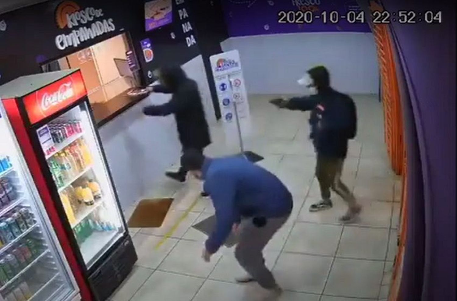 Video: robo a punta de pistola en una empanadería quedó grabado por las cámaras de seguridad