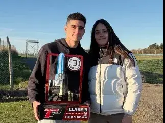 Con su hermana. Martin y Mili Chico con el trofeo obtenido