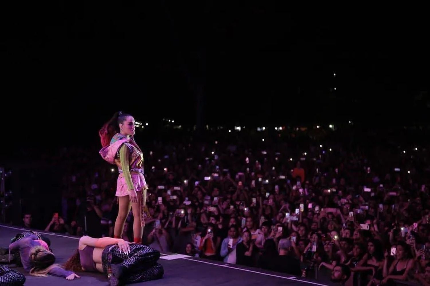 Lali Esposito dio un show para 30 mil personas en Lomas de Zamora: “Gracias a mi ex barrio”