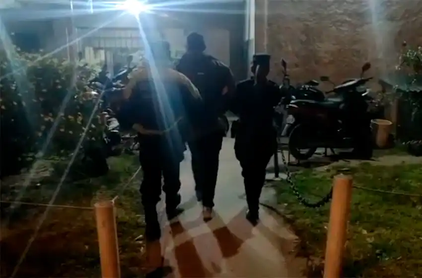 Discutió con su pareja, agredió a los policías y luego mordió en la mano a uno de ellos