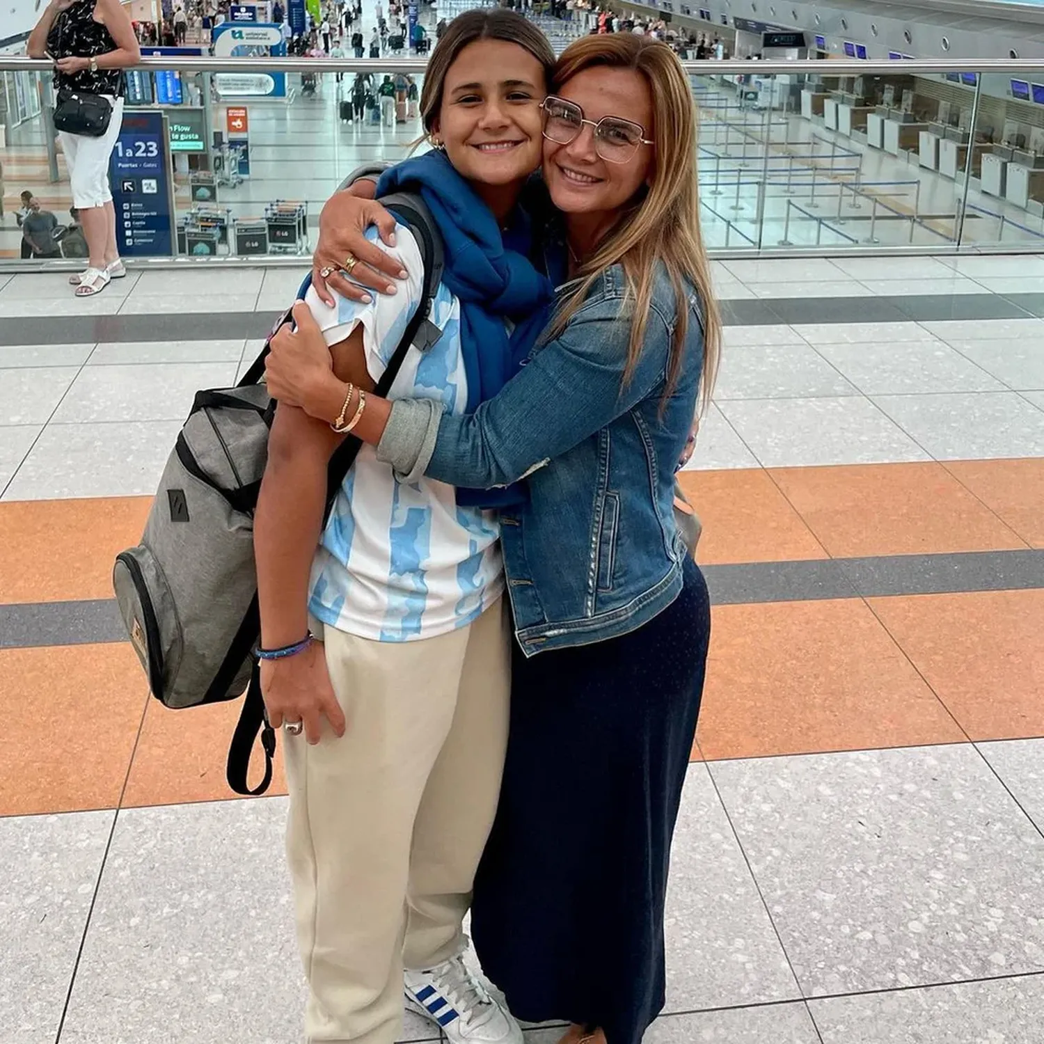 Amalia Granata y Uma en Ezeiza, la felicidad y emoción de madre e hija