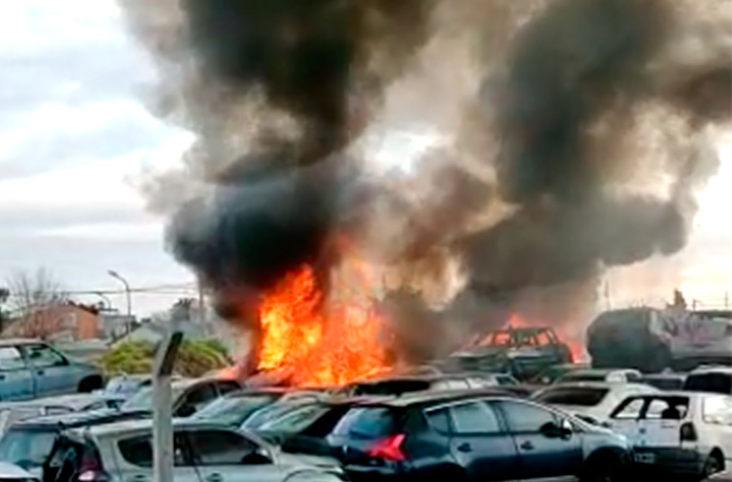 Incendio en el predio municipal: aseguran que la intención era robar los cables, pero no pudieron controlar el fuego