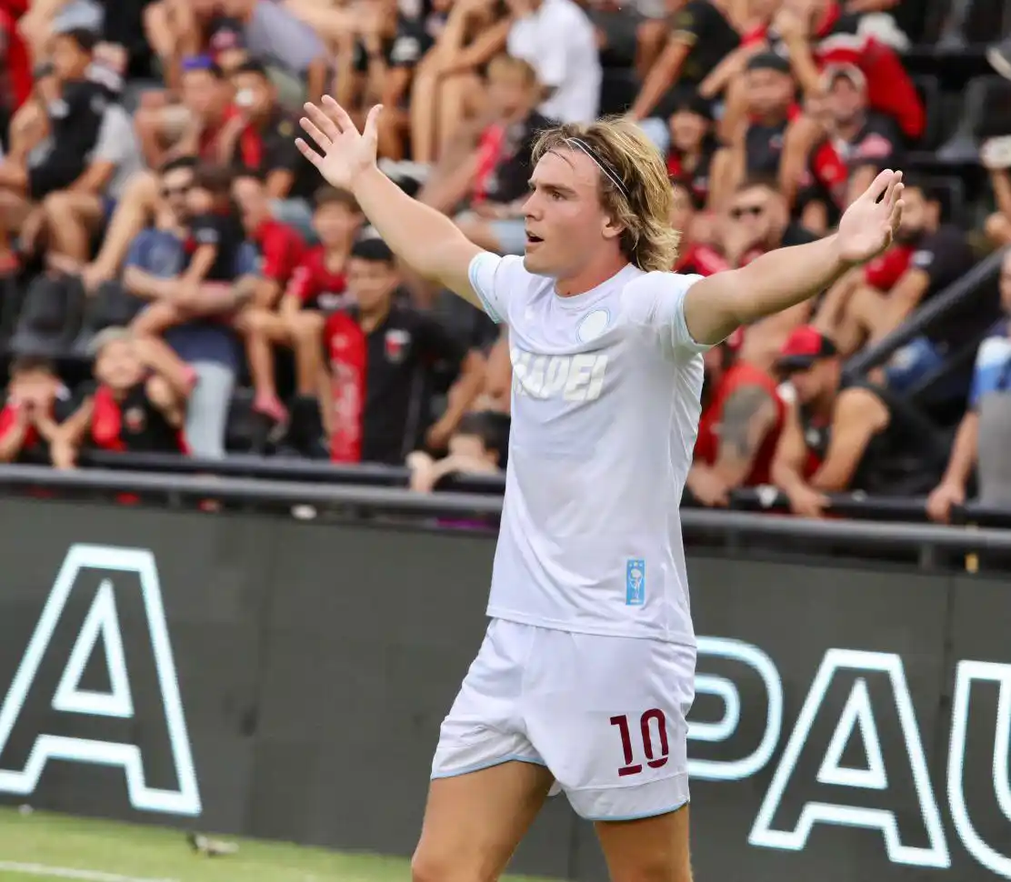 De la Vega festeja la apertura del marcador.