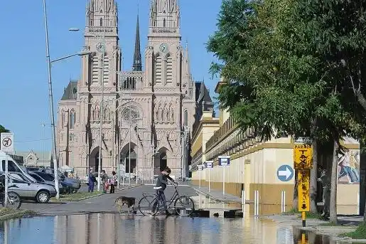Inundación en Luján: La situación tiende a normalizarse y siguen los operativos