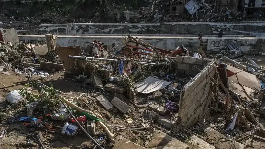 La gente regresa para ver sus casas destruidas por las inundaciones causadas por el tifón Kalmaegi en una comunidad ribereña de Bacayan, ciudad de Cebú, Filipinas. EFE/EPA/JUANITO ESPINOSA
