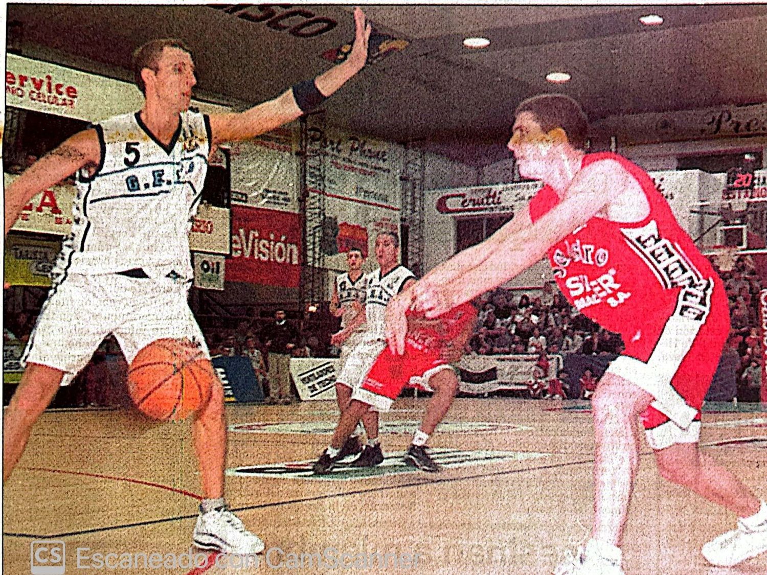 Germán Fassetta asiste a un compañero ante la marca de Delset en el “Cena”. Esa noche, San Isidro triunfó por 82 a 79.