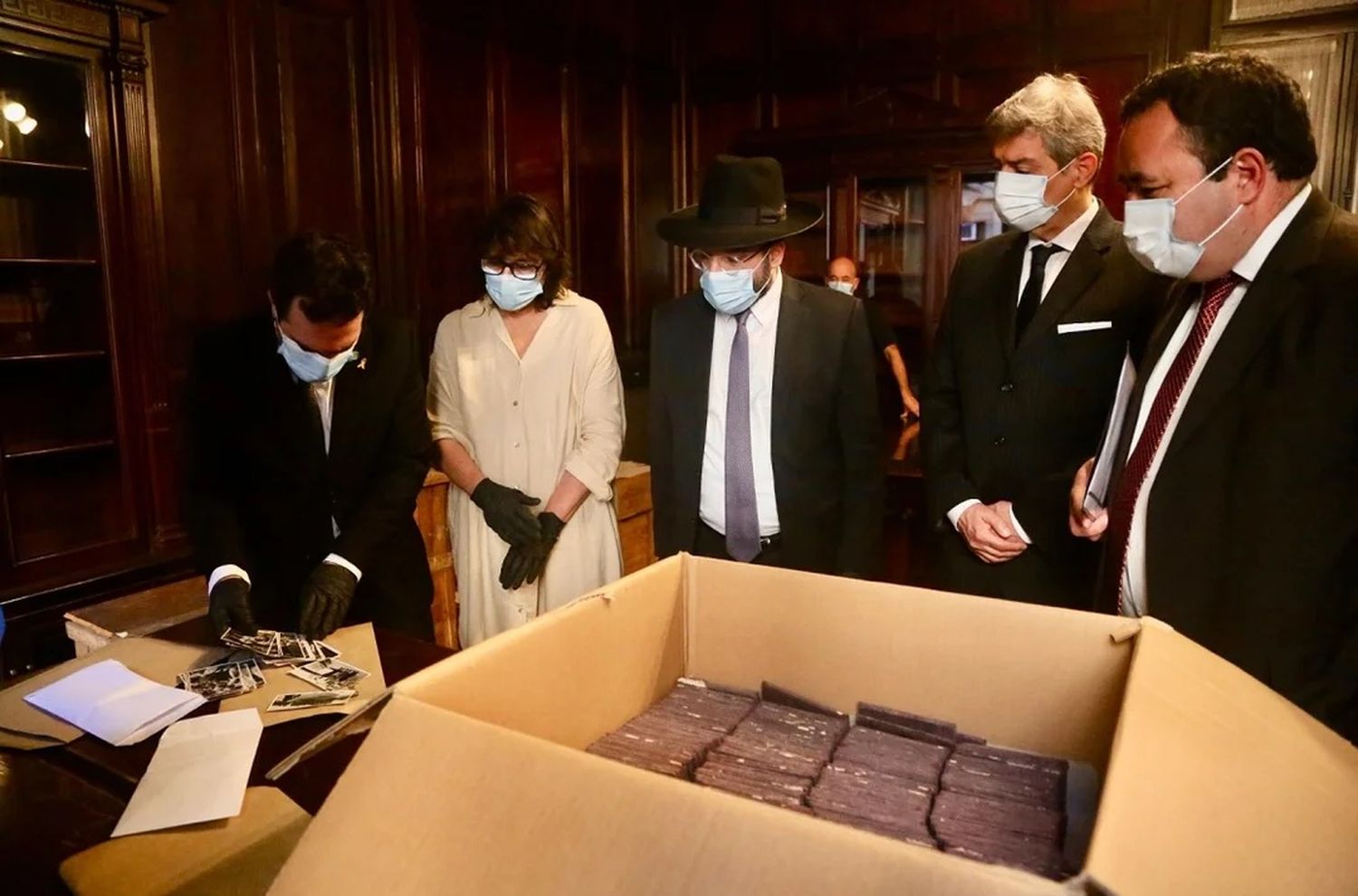 El director Ejecutivo del Museo del Holocausto de Buenos Aires, Jonathan Karszenbaum, la investigadora del Museo del Holocausto de Buenos Aires, Profesora Marcia Ras, el Gran Rabino de la Asociación Mutual Israelita Argentina, Eliahu Hamra, el presidente de la Corte Suprema Horacio Rosatti y el director del Centro de Asistencia Judicial Federal (CAJF), Pablo Lamounan.